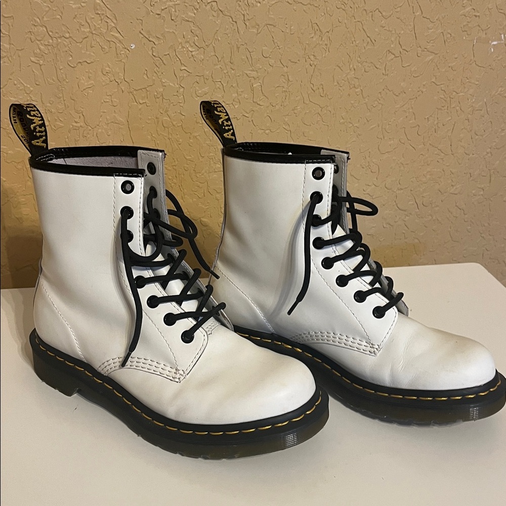 Dr. Martens White Boots with Black Laces (Air Wair With Soles Bouncing) Size 8